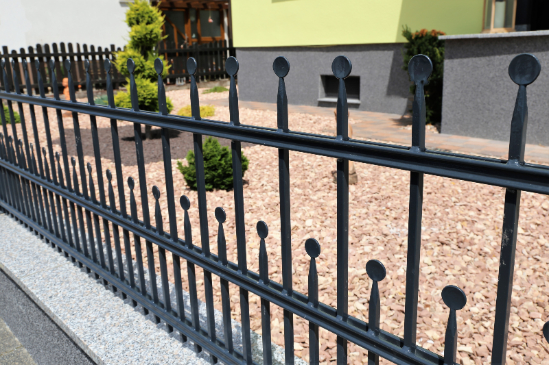 What Factors Should You Consider When Choosing the Best Fencing Services for Your Yard?